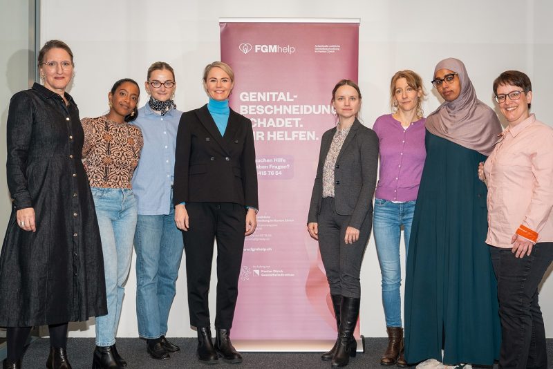 Von links nach rechts: Katja Theissen (Betriebsleiterin FGMhelp), Sara Aduse (Botschafterin gegen weibliche Genitalbeschneidung), Ann Schädler (Beraterin FGMhelp), Regierungspräsidentin Natalie Rickli (Vorsteherin Gesundheitsdirektion), Dr. med. Franziska Kluschke (Kantonsärztin), Simone Giger (Netzwerk gegen Mädchenbeschneidung Schweiz), Safiyo Hussein Abdi (Integrationsbegleiterin, Dolmetscherin und von FGM Betroffene), Karin Bruppacher (Beraterin FGMhelp)